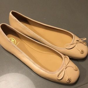 TORY BURCH Beige/Tan Leather Flats US(7) NWT